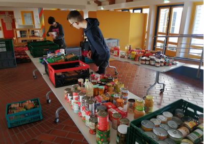 Schuki olé sammelt Lebensmittel für die Nordhorner Tafel