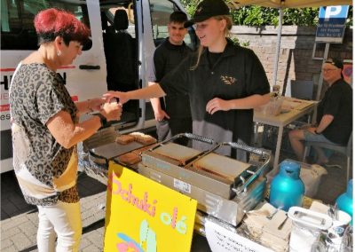 Schuki olé backt Toasts für die Tafel Nordhorn